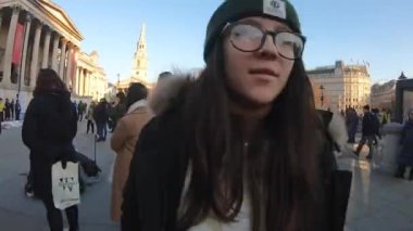 Londra, Birleşik Krallık-Ocak 2019: turist ve sanatçılar kalabalık ile Trafalgar Meydanı 'nda Hyperlapse