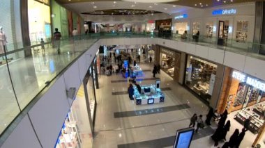 Doha, Katar-Şubat 2019: Doha Festival City Alışveriş Merkezi içinde alışveriş yapan Insanlar