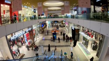 Doha, Katar-Şubat 2019: Doha Festival City Alışveriş Merkezi içinde alışveriş yapan Insanlar