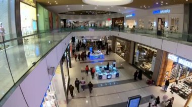 Doha, Katar-Şubat 2019: Doha Festival City Alışveriş Merkezi içinde insanlar alışveriş Timelapse video