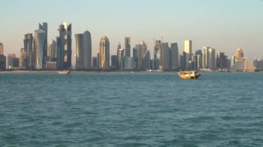 Doha, Katar-Şubat 2019: Doha Qatar Skyline ile geleneksel Katar silueti gökdelenler tekne yelken