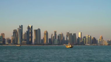 Doha, Katar-Şubat 2019: Doha Qatar Skyline ile geleneksel Katar silueti gökdelenler tekne yelken