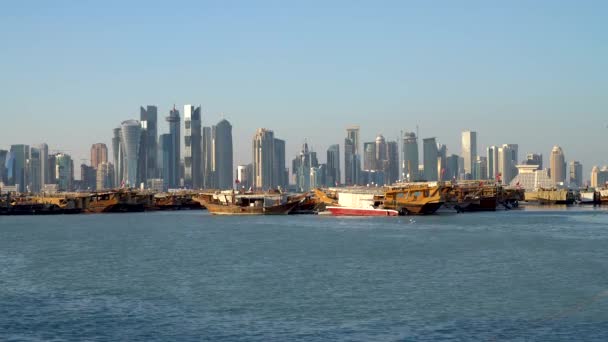 Doha Qatar Februari 2019 Doha Qatar Skyline Med Traditionella Qatari — Stockvideo