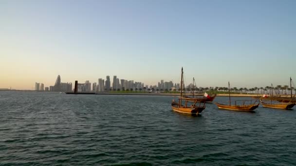 卡塔尔多哈 2019年2月 卡塔尔多哈天际线与传统的卡塔尔独木舟在港口 — 图库视频影像
