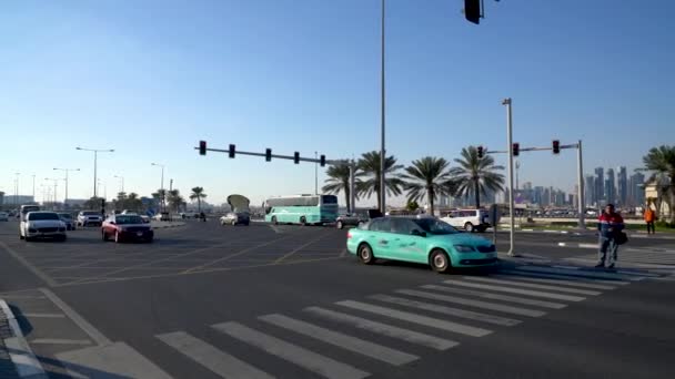 Doha Qatar Febrero 2019 Tráfico Coches Carretera Corniche Las Calles — Vídeo de stock