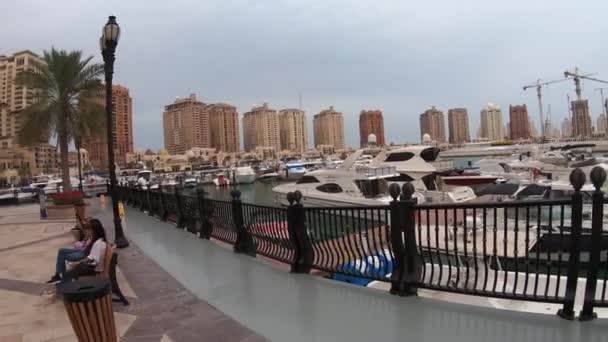 Doha Katar Şubat 2019 Yat Tekneler Pearl Yerleşim Alanı Içinde — Stok video