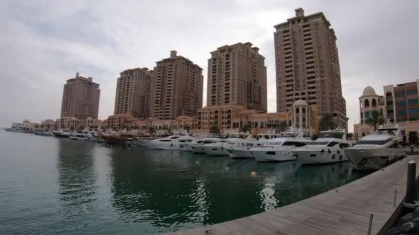 Doha Katar Luty 2019 Jachty Łodzie Rejonie Przystani Wewnątrz Dzielnicy — Wideo stockowe