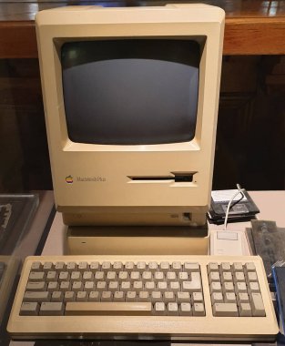 Apple, Inc. Macintosh Plus ev bilgisayarı ekranda