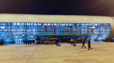 Gece Erzincan Havaalanı tanımlanamayan yolcular yürüyor