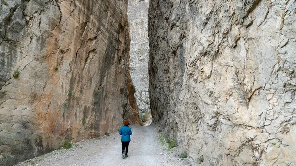 Неопознанная женщина, идущая вдоль Темного Каньона в городе Кемалии или Эгине в Эрзинкане, Турция — стоковое фото