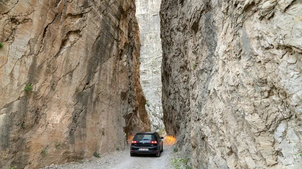 Um carro que conduz através da estrada de pedra em Kemaliye Egin cidade de Erzincan, Turquia — Fotografia de Stock