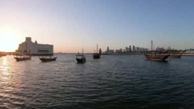 Doha, Katar-Şubat 2019: Doha limanında geleneksel ahşap Dhow tekneleri yelken
