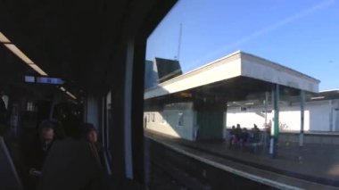 Londra, Birleşik Krallık-Şubat 2019: Train içinde commuters ile Londra banliyölerinde seyahat