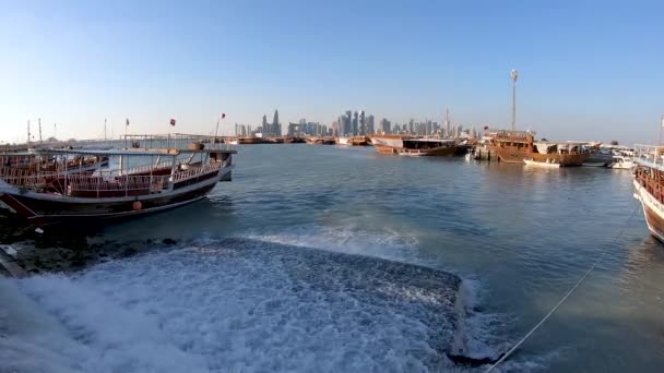 卡塔尔多哈 2019年2月 滨海长廊打开了在卡塔尔多哈港停泊的风景优美的木制独木舟的景色 — 图库视频影像