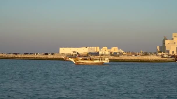 Doha Qatar Februar 2019 Traditionelle Hölzerne Dhau Boote Segeln Doha — Stockvideo