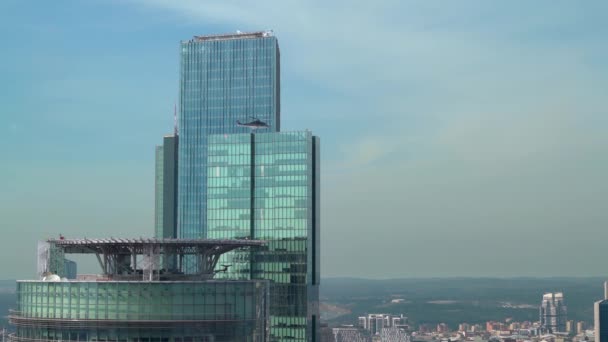 イスタンブール トルコ 2019 超高層ビルの頂上から離陸ヘリコプター イスタンブール トルコ — ストック動画