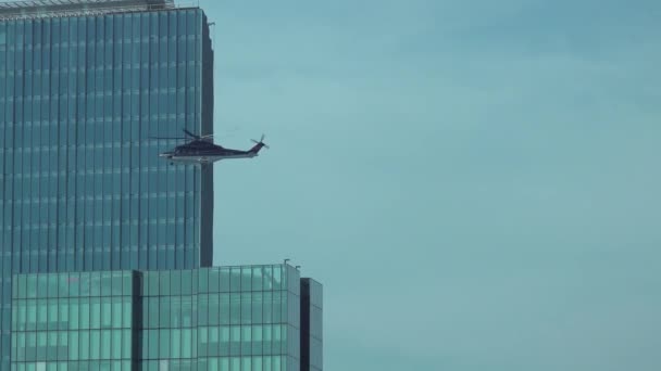 土耳其伊斯坦布尔 2019年2月 直升机从土耳其伊斯坦布尔一座摩天大楼的顶部起飞 — 图库视频影像
