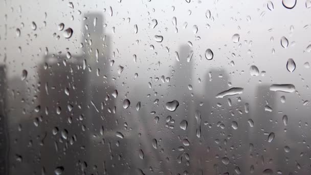イスタンブール トルコ 2019 背景にイスタンブールのスカイラインと窓の上の雨の滴 — ストック動画