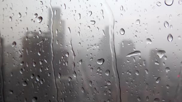istanbul, Turquie - Février 2019 : Des gouttelettes de pluie sur la fenêtre avec un horizon istanbul en arrière-plan 