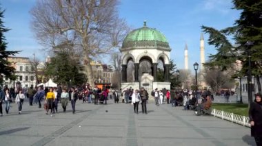 İstanbul, Türkiye-Mart 2019: Eminönü 'nde Sultanahmet Meydanı 'nda turist kalabalığı olan Alman Çeşmesi, İstanbul, Türkiye