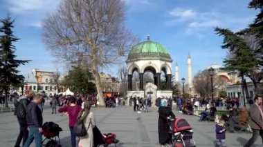 İstanbul, Türkiye-Mart 2019: Eminönü 'nde Sultanahmet Meydanı 'nda turist kalabalığı olan Alman Çeşmesi, İstanbul, Türkiye