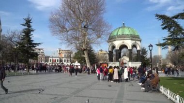 Eminönü 'nde Sultanahmet Meydanı 'nda turist kalabalığı olan Alman Çeşmesi, İstanbul, Türkiye