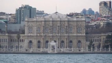 İstanbul, Türkiye-Mart 2019: Osmanlı Imparatorluğu 'nun ana idari merkezi Dolmabahçe Sarayı 'nın önünde geçerek