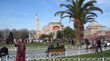 İstanbul, Türkiye-Mart 2019: Sultanahmet Meydanı 'nda Ayasofya Ayasofya, turist kalabalığı, İstanbul, Türkiye