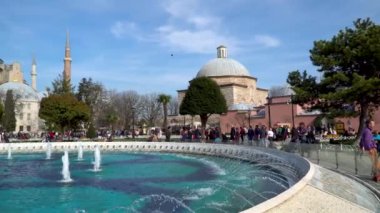 İstanbul, Türkiye-Mart 2019: Sultanahmet Meydanı 'nda Ayasofya Ayasofya, turist kalabalığı, İstanbul, Türkiye