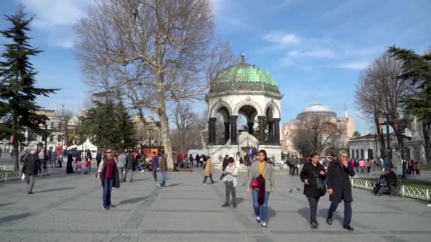 Stambuł Turcja Marzec 2019 Niemiecka Fontanna Tłumem Turystycznym Placu Sultanahmet — Wideo stockowe