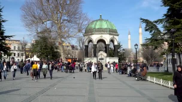 Istanbul Turecko Březen 2019 Německá Fontána Turistickými Davy Náměstí Sultanahmet — Stock video