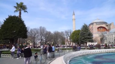 İstanbul, Türkiye-Mart 2019: Sultanahmet Meydanı 'nda Ayasofya Ayasofya, turist kalabalığı, İstanbul, Türkiye