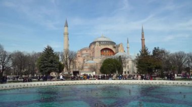 İstanbul, Türkiye-Mart 2019: Sultanahmet Meydanı 'nda Ayasofya Ayasofya, turist kalabalığı, İstanbul, Türkiye
