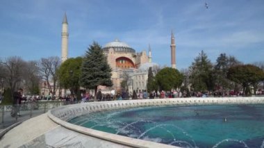 İstanbul, Türkiye-Mart 2019: Sultanahmet Meydanı 'nda Ayasofya Ayasofya, turist kalabalığı, İstanbul, Türkiye