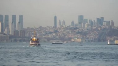 İstanbul, Türkiye-Mart 2019: Boğaziçi 'nde İstanbul şehir manzarası ve feribot