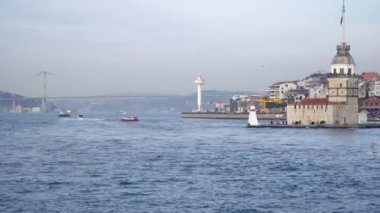 İstanbul, Türkiye-Mart 2019: Boğaziçi 'nde İstanbul şehir manzarası ve feribot
