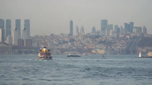 トルコ イスタンブール 2019 ボスポラス海峡とフェリーでイスタンブールの街並みを持つ乙女タワー灯台 — ストック動画