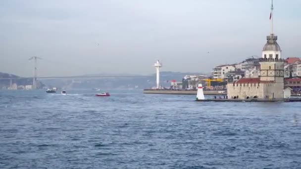 Istanbul Türkei März 2019 Mädchenturm Leuchtturm Mit Istanbul Stadtbild Bosporus — Stockvideo