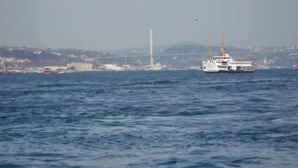 イスタンブール トルコ 2019 橋とイスタンブールのスカイラインを備えたイスタンブール ボスポラス海峡でのフェリーによる旅客輸送 — ストック動画