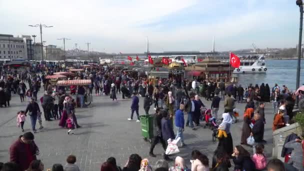 Istanbul Turquía Marzo 2019 Multitud Personas Caminando Muelle Plaza Eminonu — Vídeos de Stock