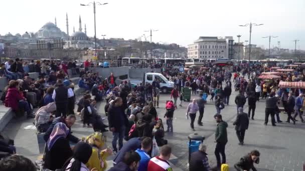 Istanbul Turkiet Mars 2019 Skara Människor Dockside Eminonu Square Istanbul — Stockvideo