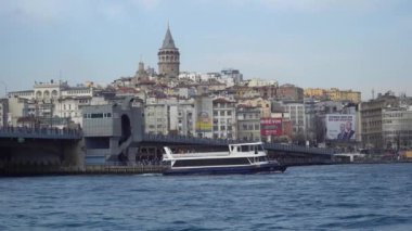 İstanbul, Türkiye - Mart 2019: Galata Köprüsü ve Galata Kulesi ile feribotla arka planda Istanbul Türkiye