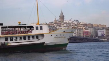 İstanbul, Türkiye - Mart 2019: Galata Köprüsü ve Galata Kulesi ile feribotla arka planda Istanbul Türkiye