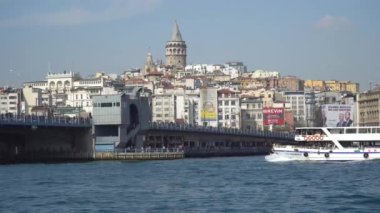 İstanbul, Türkiye - Mart 2019: Galata Köprüsü ve Galata Kulesi ile feribotla arka planda Istanbul Türkiye