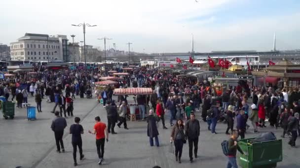Istanbul Turquía Marzo 2019 Multitud Personas Caminando Muelle Plaza Eminonu — Vídeos de Stock