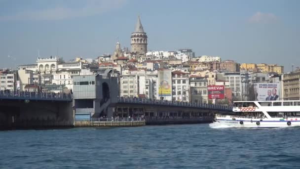 イスタンブール トルコ 2019年 ガラタ橋とガラタ塔とトルコのイスタンブールの背景にフェリー — ストック動画