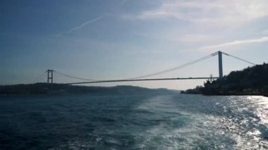 İstanbul, Türkiye-Mart 2019: bir vapurdan Boğaziçi Köprüsü silueti, İstanbul, Türkiye