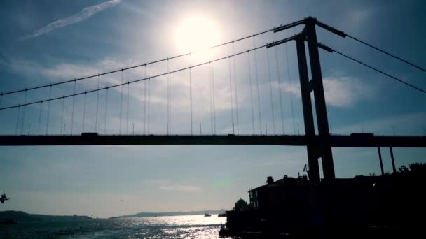 土耳其伊斯坦布尔 2019年3月 来自土耳其伊斯坦布尔的一艘渡船的博斯普鲁斯海峡大桥剪影 — 图库视频影像