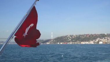 İstanbul, Türkiye-Mart 2019: Türk bayrağı Boğaziçi Boğazı 'nda bir tekneye sallıyor, Istanbul, Türkiye