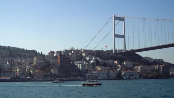 Κωνσταντινούπολη Τουρκία 2019 Μαρτίου Γέφυρα Του Βοσπόρου Σκάφη Και Γλάροι — Αρχείο Βίντεο